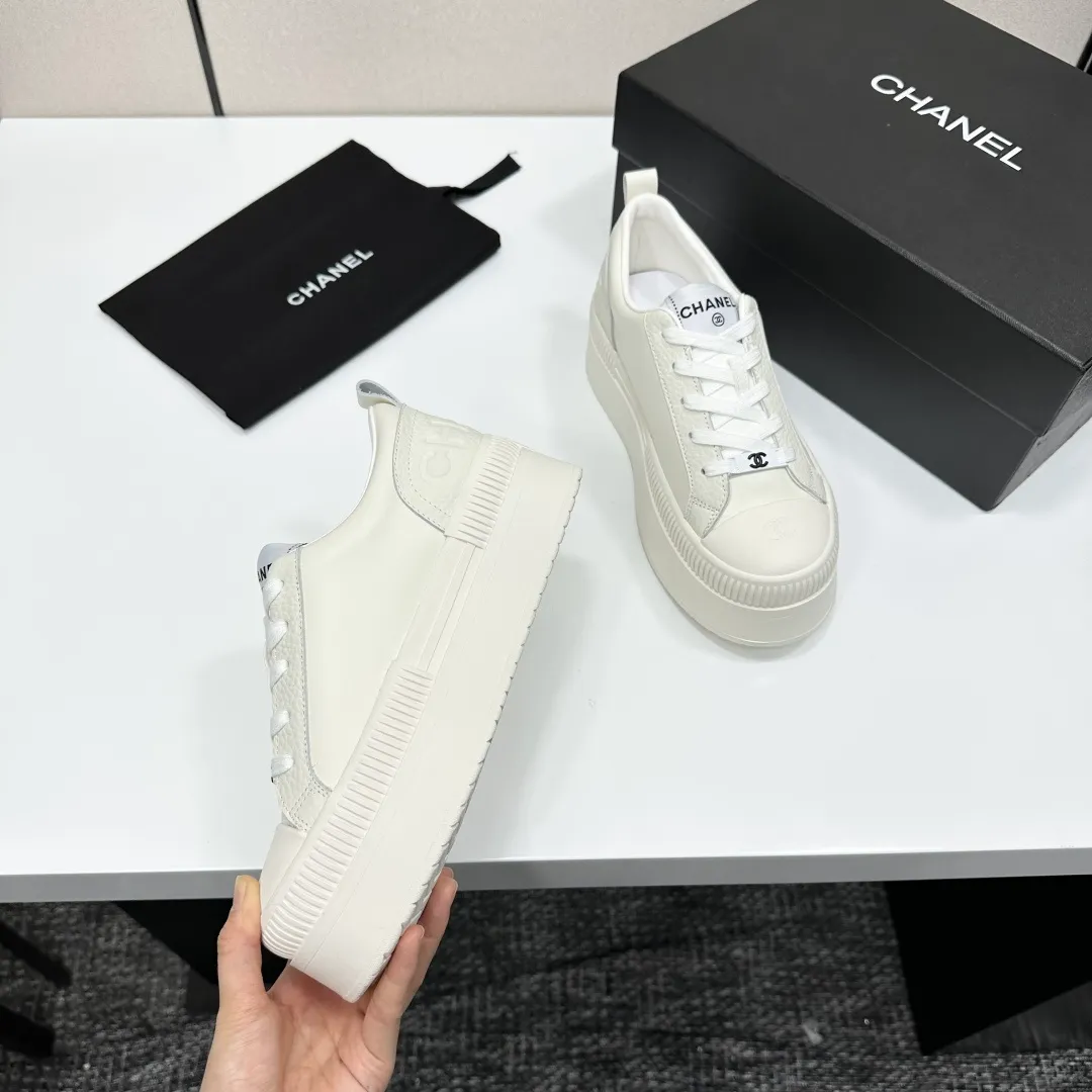 👟👟Ex-factory price 560👟👟Chanel Panda Shoes! 2025 counter's top casual sports shoes. This classic design; the upper is electro-embroidered with a variety of techniques; the outsole is fashionable and sporty; the unusual inclusion of a variety of color matching elements... The diversified mix and match is very good-looking and versatile, and can be used for leisure, fashion, sports, and outdoor... ꫛꫀꪝ Go➫ Materials: ❶Upper made of: original imported first-layer silk cowhide + original waterproof cloth + original first-layer cowhide ❷Inner lining: Breathable mesh ❸ Outsole based on: original TPU combination outsole, full set of boutique packaging for women 35–41